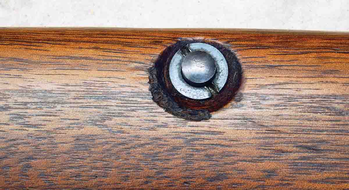 The magazine button “floats” in the stock. It often develops rust, which is easy to remove.